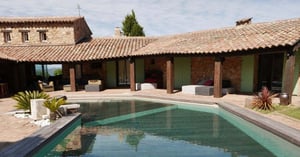 piscine avec terrain adapté
